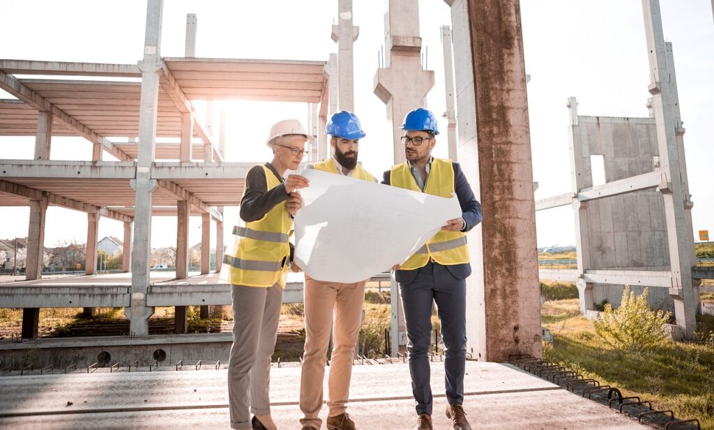 Profesional revisando planos de construcción durante la maestría en estructuras