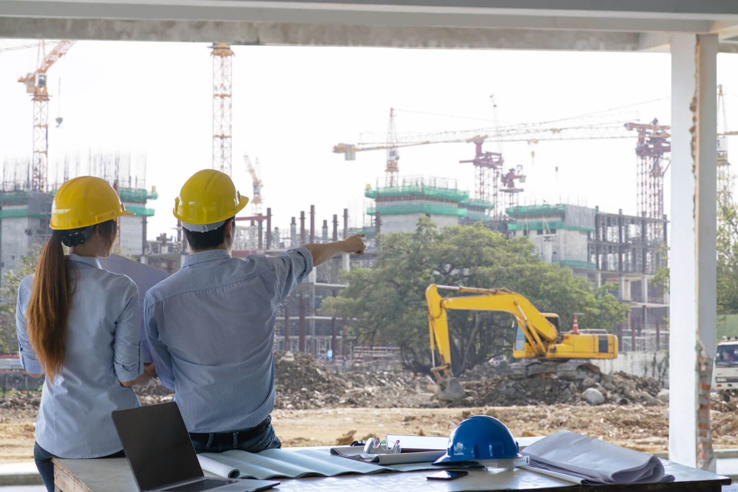 Equipo de ingenieros revisando planos de una obra, estudiantes de la maestría en estructuras de Ingeniería USAC
